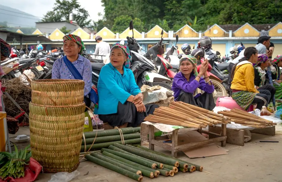 Penjual kue putu tradisional dengan cetakan bambu