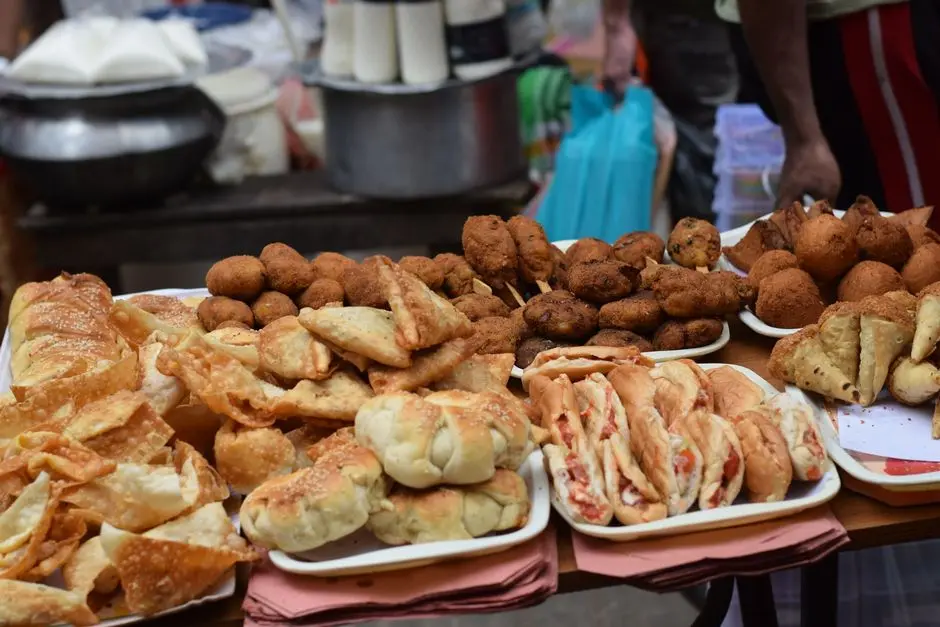 Jajanan pasar dengan kue tradisional dan gorengan